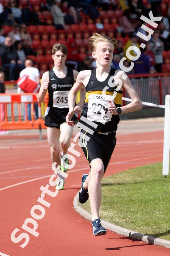 Boys under-15s 800 metres, North Eastern Champs, Gateshead Stadium. Photo: David T. Hewitson/Sports for All Pics